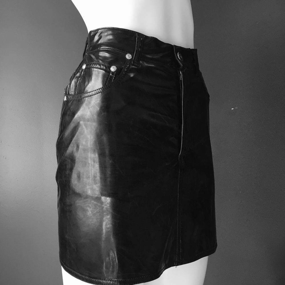 ❌SOLD❌ 🇮🇹 VTG Versace ‘Leatherette’ Skirt - Picture 4 of 8